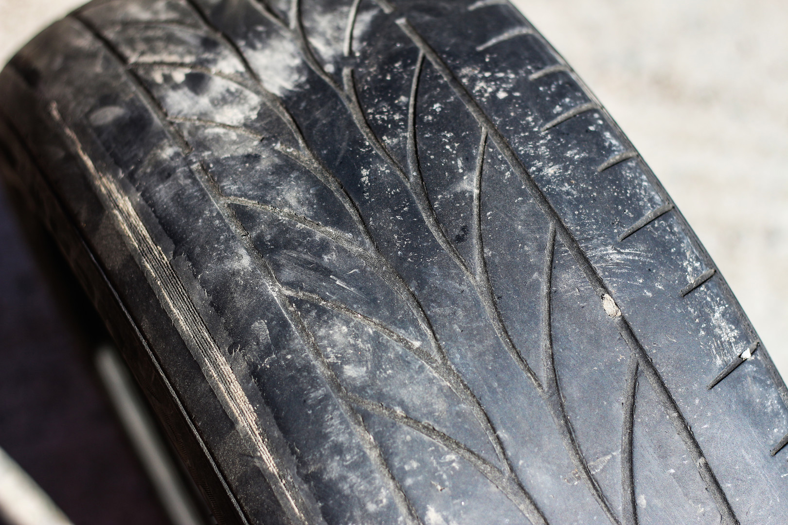 Kopott autógumik, amelyeken a futófelület már alig látható. Ilyen abronccsal már nem érdemes útra kelni, hiszen a gumi kopásjelző is elérte a határát